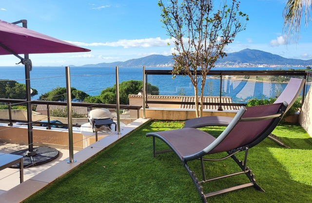 PORTICCIO, PLAYA A 5 MINUTOS DE PIES, TERRAZA, WIFI, JARDIN, GARAJE GRANDE 20m2