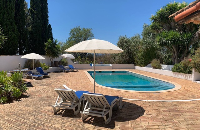 Portugués granja con jardín amurallado y piscina privada