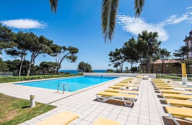 Villa frente al mar impresionante en Cascais, duerme 8 - w / piscina, cancha de tenis, estacionamiento