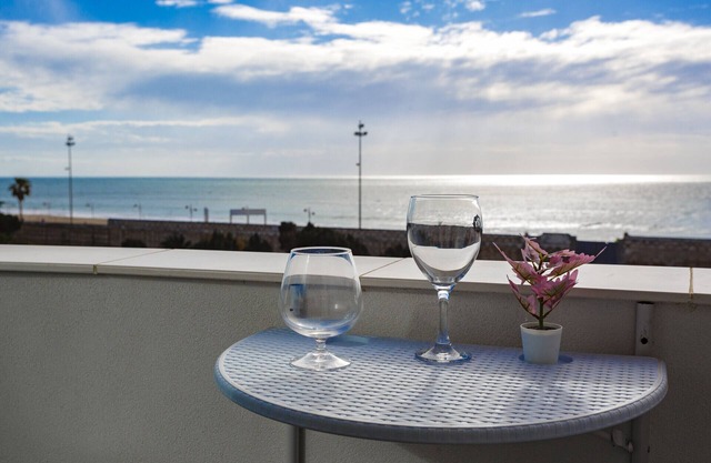 POSEIDON Beach Apartment & parking by Cadiz4Rental
