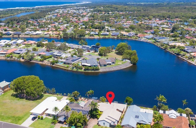 Welcome to Waterfront Sapphire, an absolutely breath-taking holiday home.