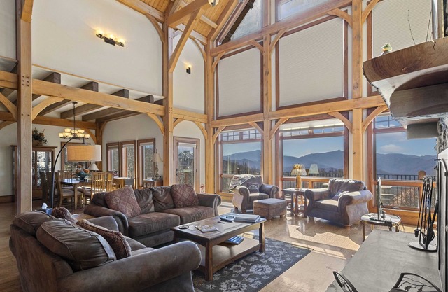 5BR Luxury Mtn Home, vistas, 2 suites King, jacuzzi, fogata, ubicación conveniente.