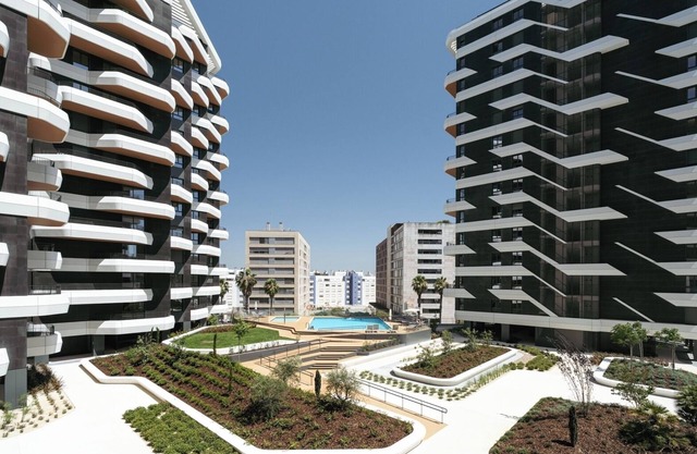 HostWise - Premium Flat w/ Balcony and Pool