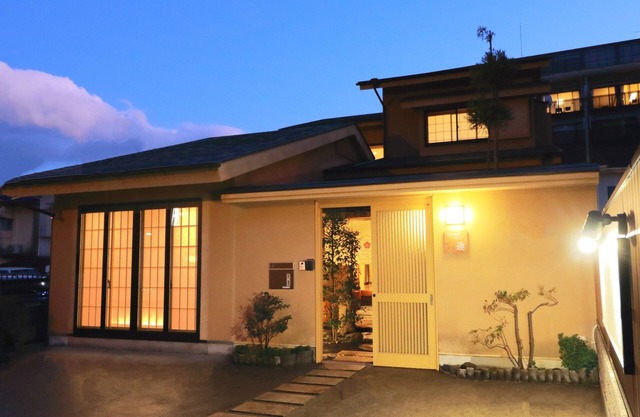 PREMIUM VILLA REN / Reward Time Just for You.