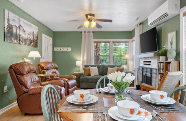Cozy canyon cabin nestled in the Prescott Pines-dog-friendly for your getaway!
