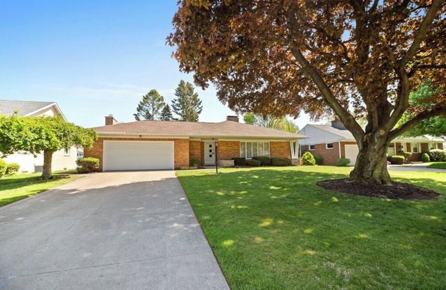 Presque Isle Gateway: Cool 60s Ranch, 3 BR, 3 Bath, minutes from beach and shops