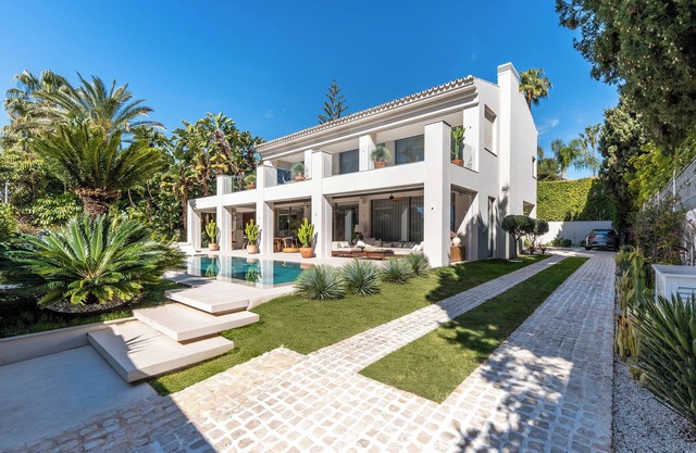 Prestigious 6 Bedrooms Villas with Sea Views