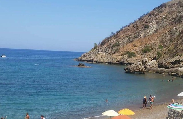 PRESTIGIOSA VILLA EN RESIDENCIA CON PISCINAS Y CAMPO DEPORTIVO