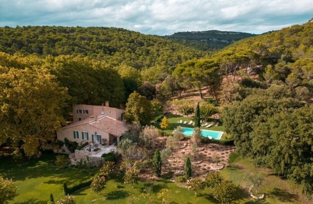 Bonita casa de campo provenzal de 900 m2, con piscina y tenis