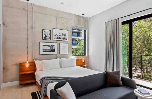 Pretty Rola #301 Zen Style Apartment w King Bed, Easy Beach Access!