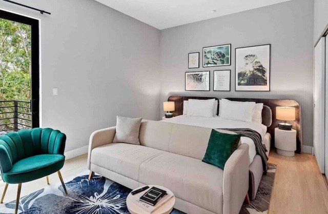 Pretty Rola #304 Brand New Apartment w King Bed-Central Location!