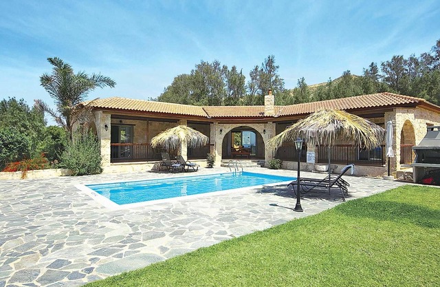 Pretty stone villa, wonderful veiws out to sea