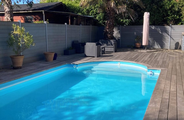 PRETTY VILLA WITH POOL, 3 BEDROOMS, 3 BATHROOMS? 2 WC. 30 MN FROM BORDEAUX CENTER.