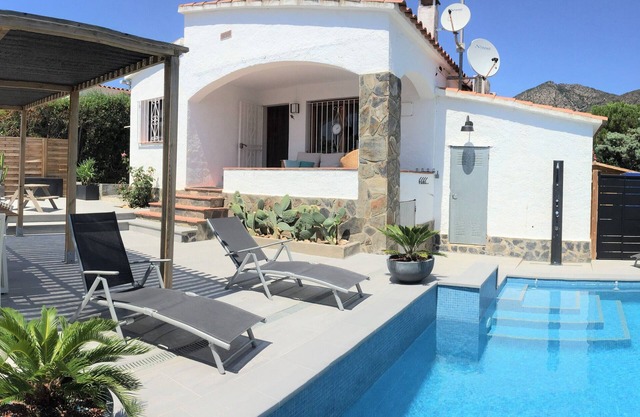 Bonita villa con piscina privada, cerca del mar.