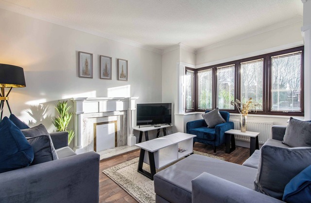 Prime Beeston 3-Bed House with Driveway & Wi-Fi