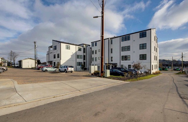 Spacious 6-Person Condo in The Nations, Nashville