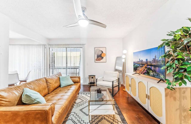 Prime SoCo quaint 1BR king suite w/ pool, parking