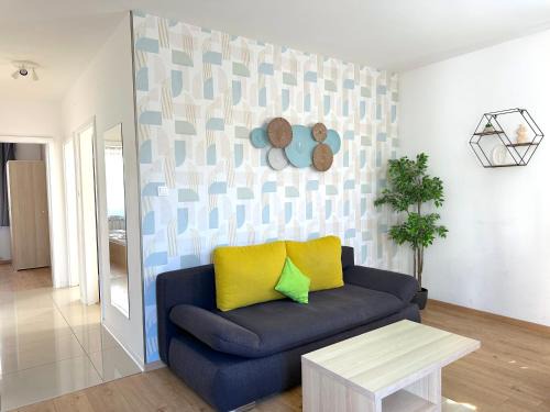 Prime Stay - Deluxe 3 Bedroom Family Apartment with Free Parking & AC