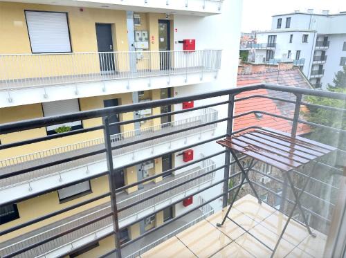 Prime Stay - Modern 1 Bedroom Apartment with Free Parking & Balcony