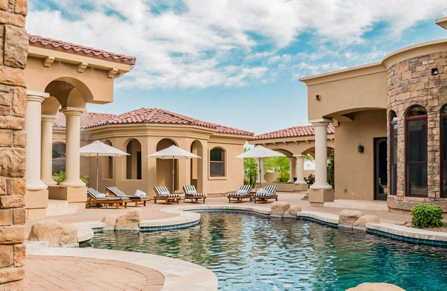 Duerme 23! Extravagante Desert Estate con proyección privada y piscina + spa ❤ por AvantStay