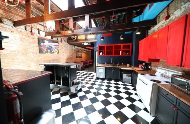 The Printers AlleyRockstar Mansion in Downtown- 8br 5bth 3 blocks from Broadway!