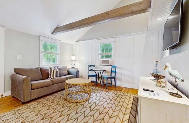 Pristine bungalow with amazing walkable location - fast WiFi, firepit, & grill