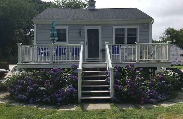 Pristine cottage 1 mile from East Matunuck State Beach.