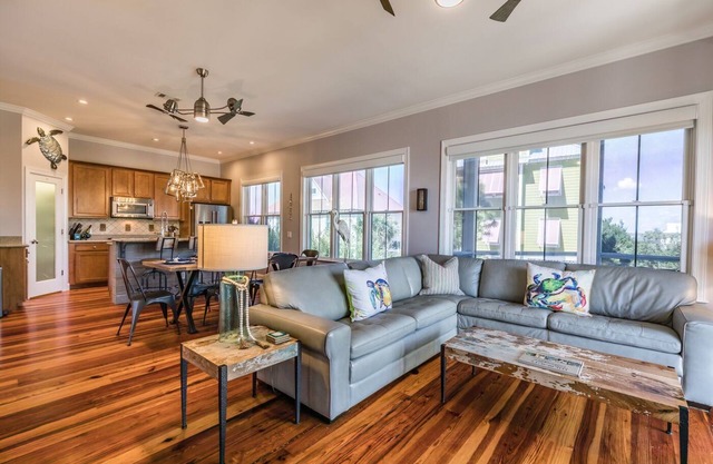 Pristine New Listing! Located in Harbour Key