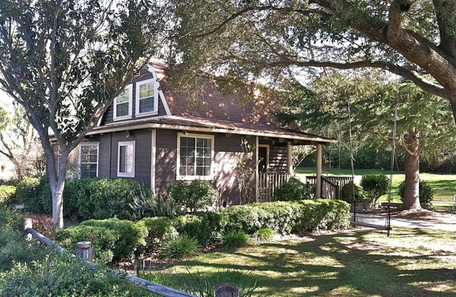 ¡El mejor lugar en Los Olivos! Encantadora y privada casa de campo de 2 pisos, a pie de la ciudad!