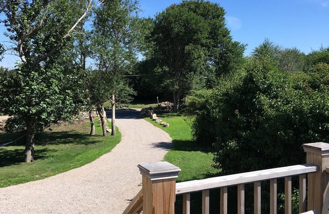 2BR - a pie de Old Harbour!