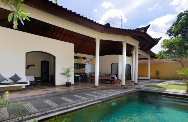 Private 2BR villa - 3 mins to Starbucks Dewata