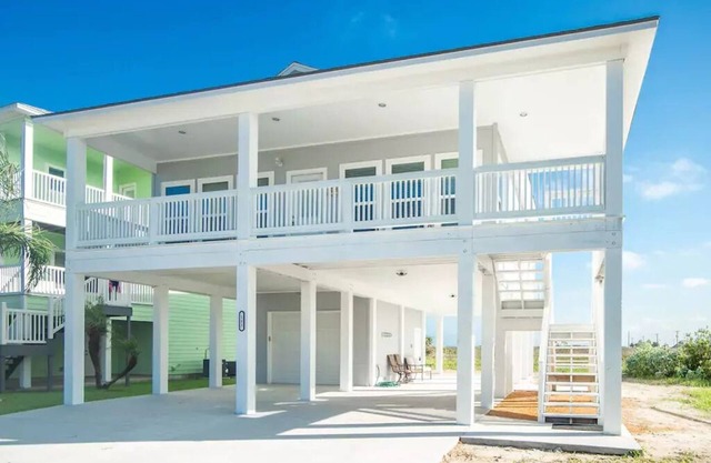 Private 3 BR Stilt Home, Shared Pool, 5-minute drive to the Beach, Dogs OK!