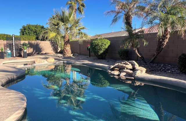 Casa familiar de 3000 pies cuadrados con 1 nivel, piscina privada climatizada / spa