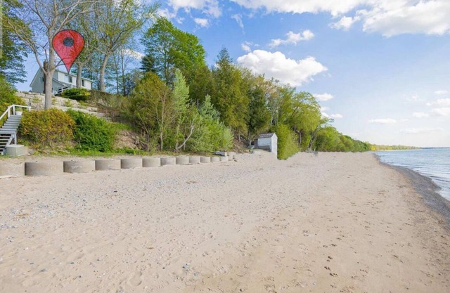 The Huron Haven ✨ Sleeps 10 ✨Lakehouse on Private Beach ✨ 5 mins from Grand Bend