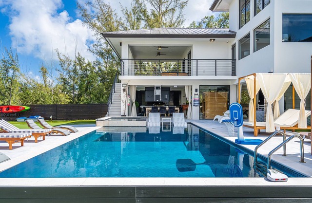 Private 5-bedroom pool villa in beautiful Key Largo, resort lifestyle!