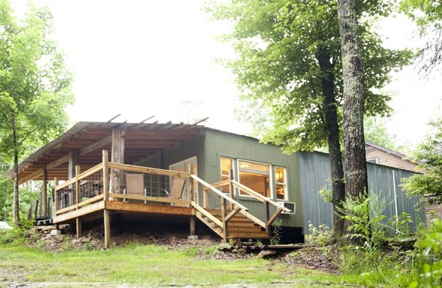 Cascada privada de 50 pies. Cabina ecológica y acogedora construida a partir de contenedores de envío