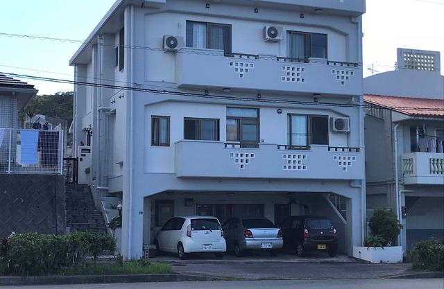 Habitación privada en el primer piso con buen ambiente (cocina americana + dormitorio para 1 a 4 personas + sala de estar + baño y ducha solamente)