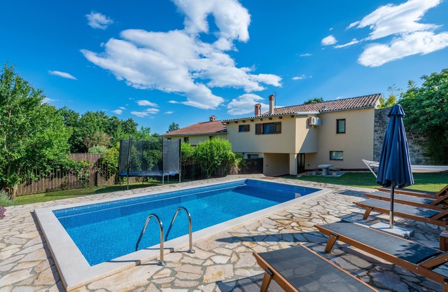 ÚLTIMO MINUTO -30%! Villa con piscina privada, bonito jardín, zona tranquila.