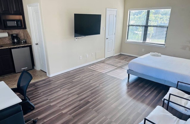 Private apartment, great location and amenities!