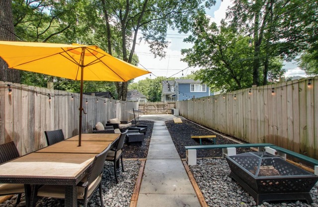 Private Backyard 2mi to Downtown