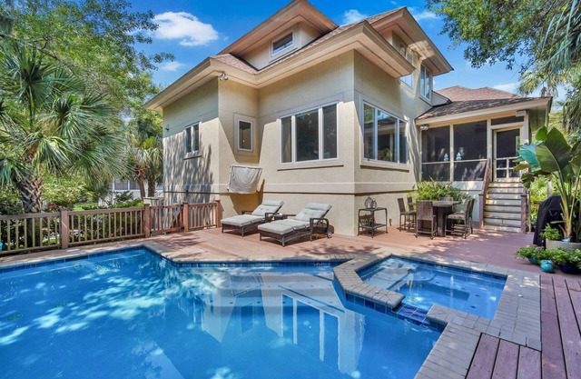 PRIVATE Beach access, 4th Row, Heated Pool & Dog Friendly