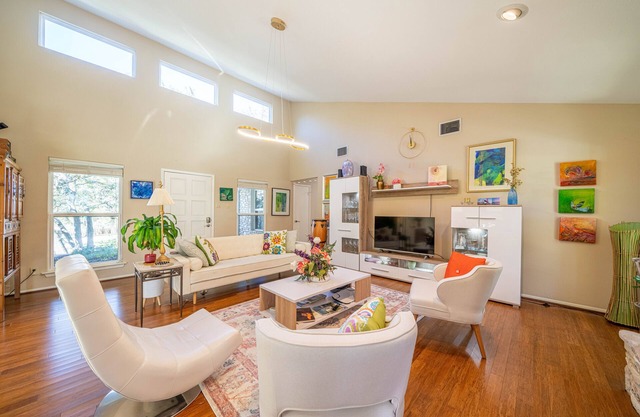 Private Bed/Bath with KING Bed, FREE Wi-Fi/Parking/Snack in Relaxing Oasis
