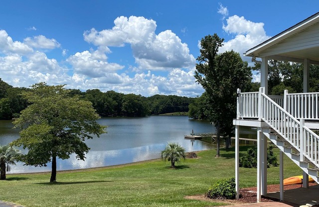 Gran casa frente al lago tranquilo en el lago Murray, rampa para botes, muelle w / 5 pies escalera de baño.