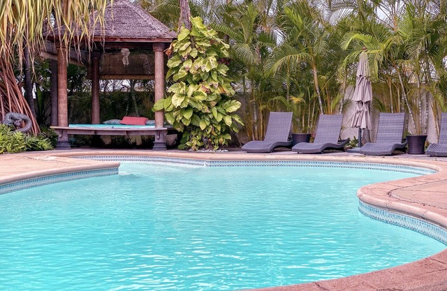 Resort privado con encanto en Hawaiian Paradise-Lush Backyard, piscina, wifi y barbacoa.