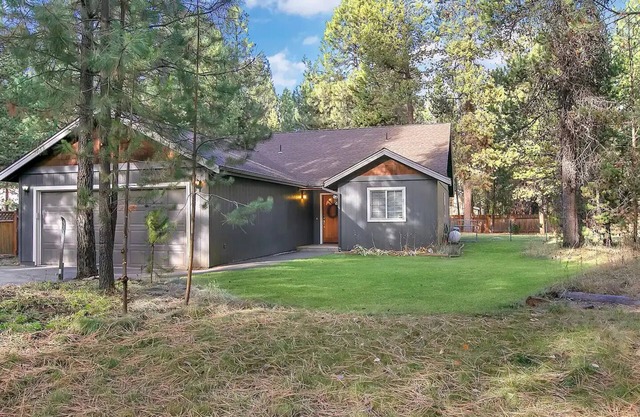 Private cabin, hot tub, dogs welcome, close to river & mountains