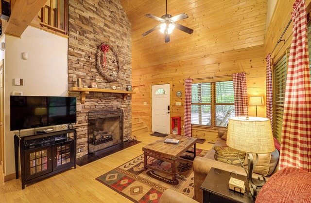 ¡NUEVO! Woodland Getaway w / Hot Tub - ¡11 millas a Boone!