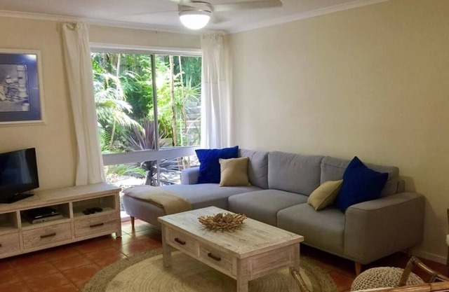 Retiro costero privado: exuberantes jardines tropicales, piscina privada con cascada
