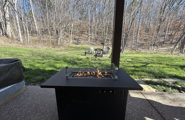 Private cottage: fire pit, stock tank, wi-fi, near Cummins Falls, TnTech