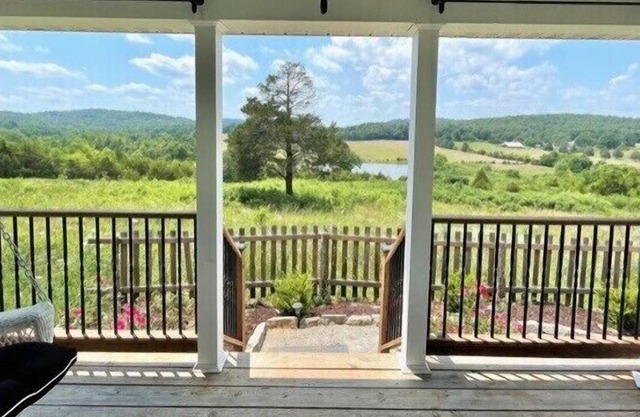 La cabaña privada Hillside se queda en la tranquila granja Ozark