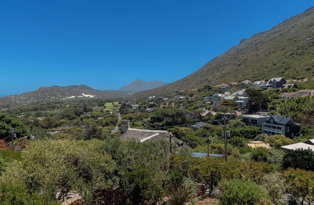 Private Cottage on Clovelly mountain side, 750m to golf course, 1 km to beaches.
